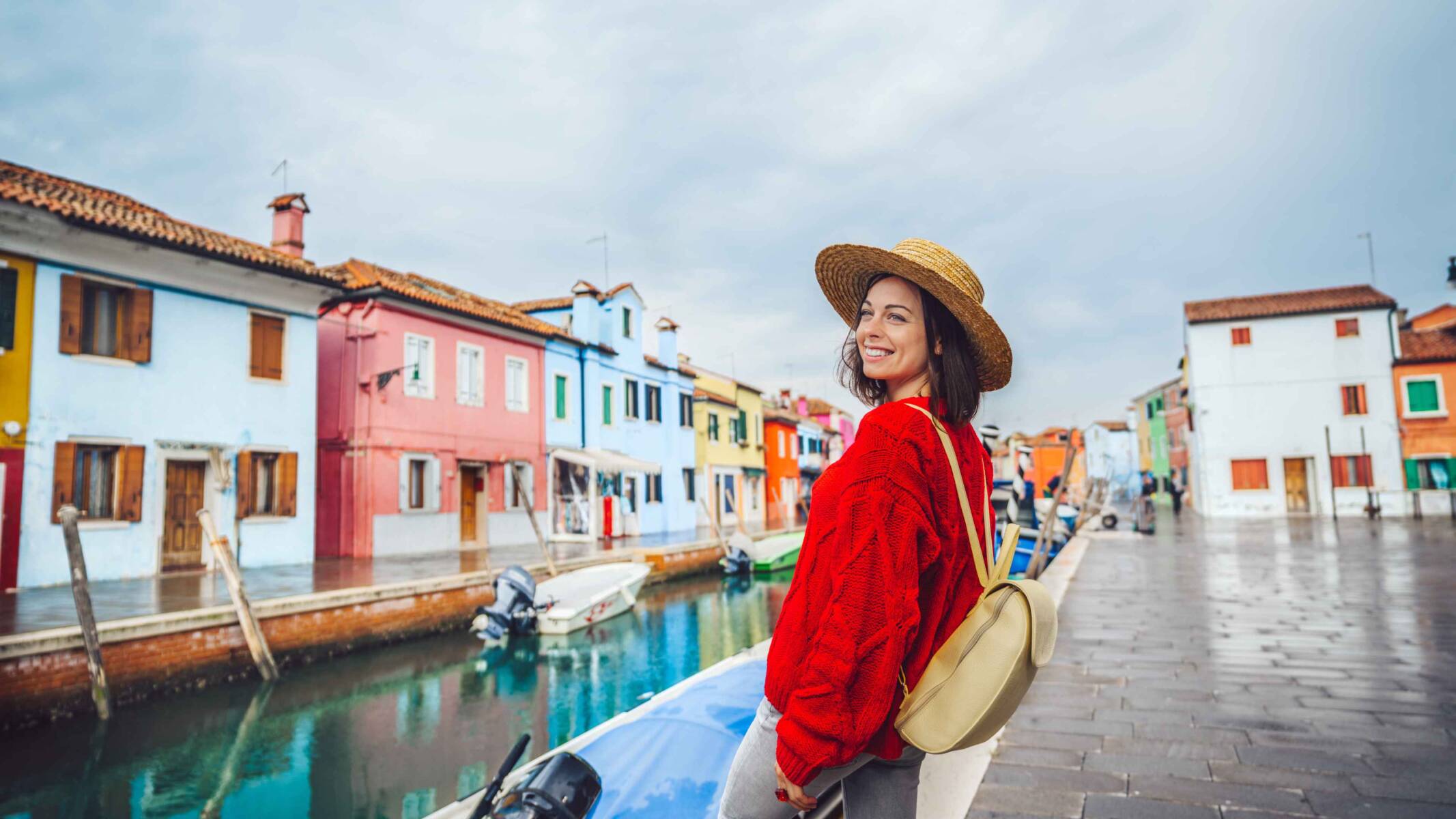 Turista che visita Isola di Burano a Venezia