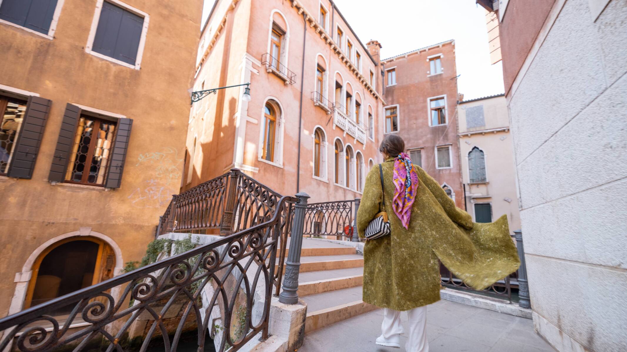 Ragazza che passeggia a Venezia