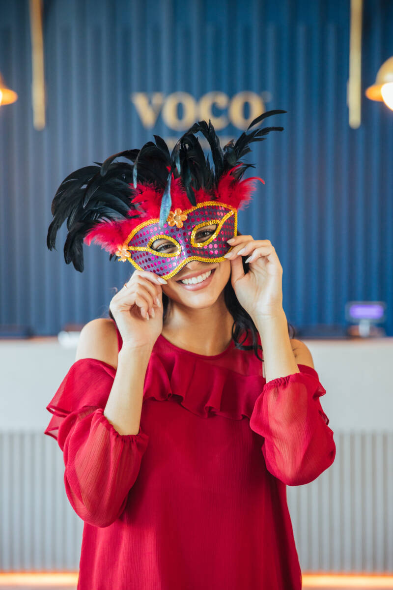 coppia che fa colazione in camera all'hotel 4 stelle voco Venice Mestre