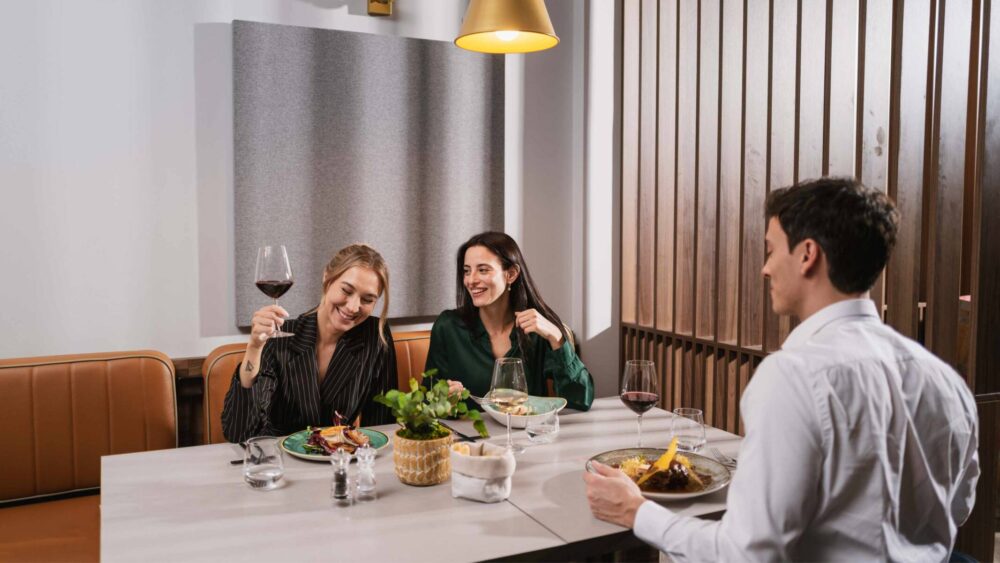 Colleghi alla cena aziendale